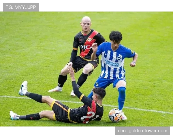 特写：终场哨响，巴列卡诺主帅弗朗西斯科长时间注视积分榜